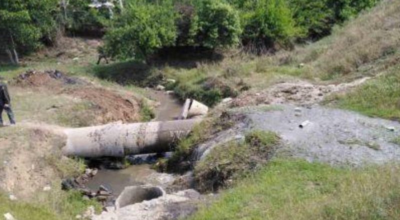 В Николаеве в результате аварии на канализационном коллекторе неочищенные стоки попали в Ингул и в балку на окраине города (ФОТО)
