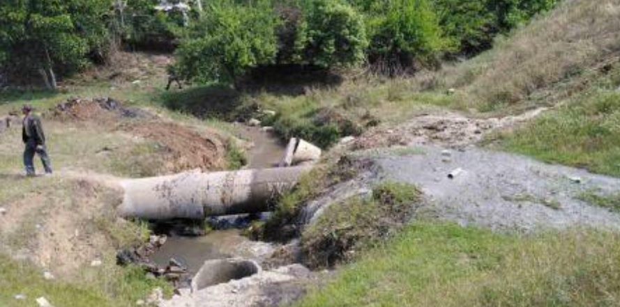 В Николаеве в результате аварии на канализационном коллекторе неочищенные стоки попали в Ингул и в балку на окраине города (ФОТО) 7