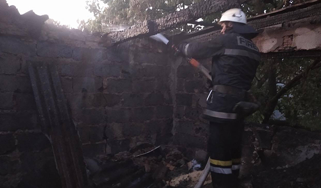 Ночью в Снигиревке тушили жилой дом и сарай (ФОТО)