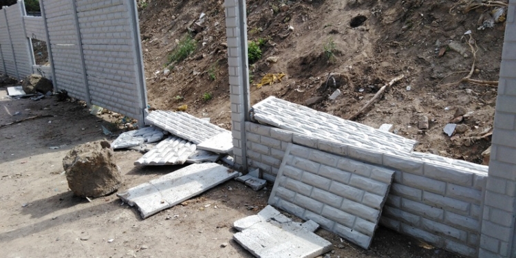 Забор вокруг скандального недостроя на 3-й Слободской в Николаеве проломили в нескольких местах (ФОТО)