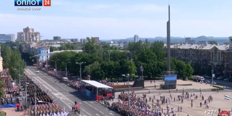 Оккупанты провели в Донецке военный парад (ФОТО)