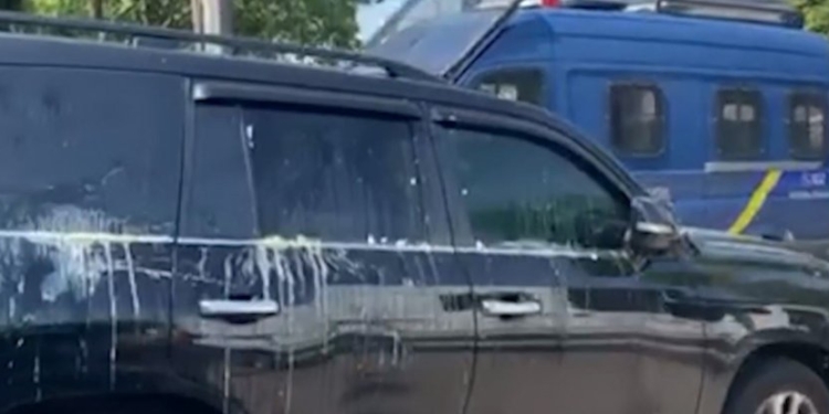 Машину Рабиновича забросали яйцами в Чернигове (ВИДЕО)