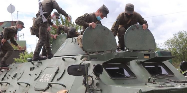 На базе Николаевского полка Нацгвардии начались специальные сборы с экипажами БТР Южного ОТО (ФОТО)