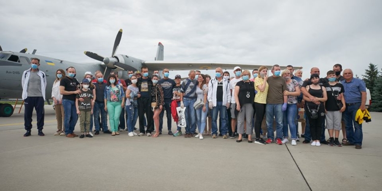 Они вернулись! Самолет с освобожденными моряками из Одесской, Херсонской и Николаевской областей приземлился в Киеве (ФОТО)