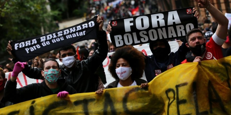 Впервые с начала эпидемии в Бразилии прошли антипрезидентские протесты
