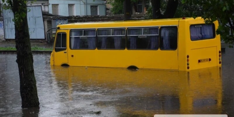 Спасатели вызволили маршрутку, «затонувшую» в центре Николаева (ФОТО, ВИДЕО)