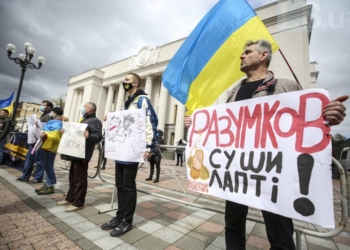Возле Рады прошла акция против пересмотра языкового закона. Разумкову предложили “сушить лапти” и ехать в Ростов (ФОТО)