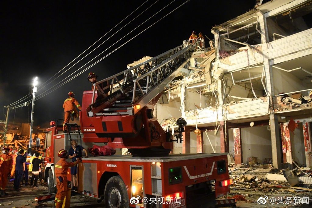 Взрыв бензовоза в Китае: количество погибших возросло до 19, ранены 172 человека 1
