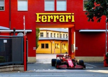 “Феррари” устроила тесты по улицам родного Маранелло (ВИДЕО)