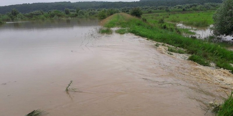 В Тернопольской области Днестр перелился через дамбу, людей эвакуируют (ФОТО)