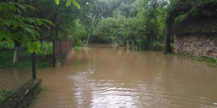 В Тернопольской области Днестр перелился через дамбу, людей эвакуируют (ФОТО)