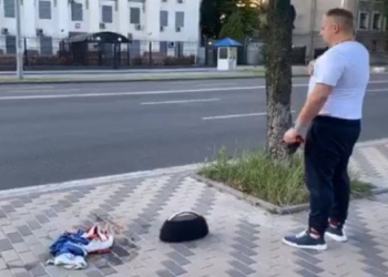 Мэр Конотопа сжег российский флаг под посольством РФ в Киеве (ВИДЕО)
