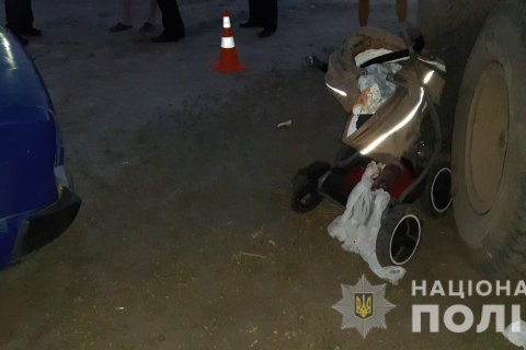 В Харькове катившийся автомобиль наехал на коляску с младенцем 1