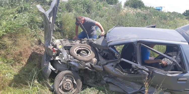 ДТП под Николаевом: водителя «Таврии» пришлось вырезать из покореженного авто спасателям (ФОТО)