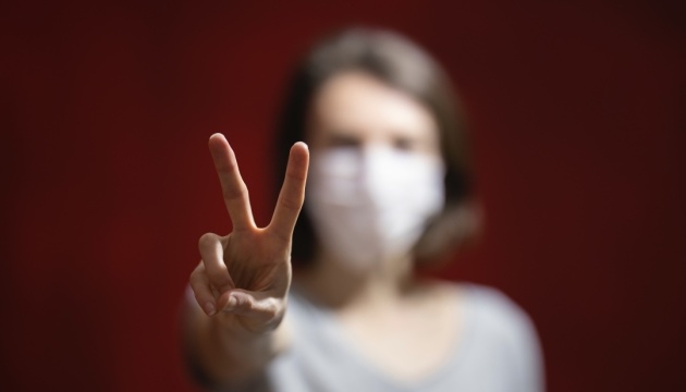 Улыбка или пальцы буквой “V”: украинцам советуют здороваться без рукопожатий