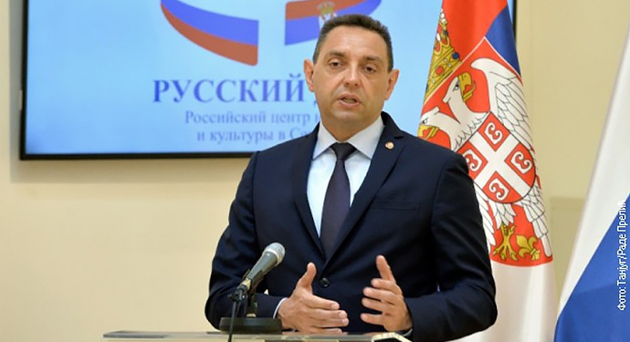 У министра обороны Сербии обнаружили коронавирус после визита на парад в РФ