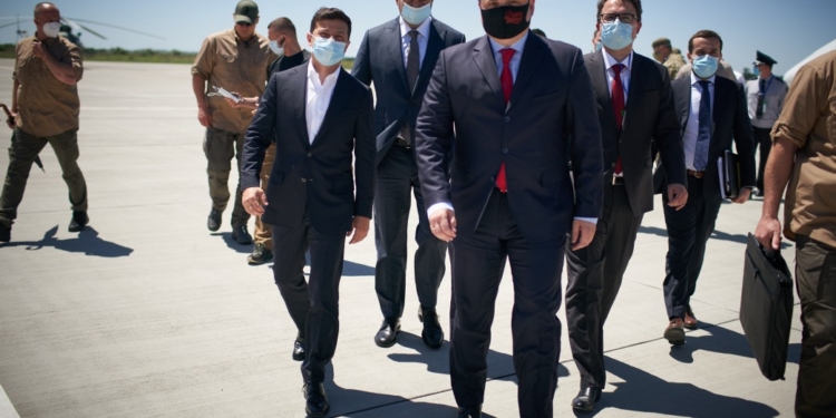 Зеленскому в Херсоне рассказали, что их аэропорт обслуживает и Николаевскую область (ВИДЕ)