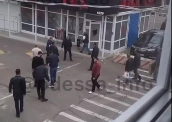 На рынке в Одессе произошла стрельба, двое человек ранены (ВИДЕО)