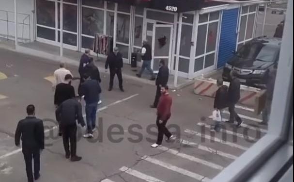 На рынке в Одессе произошла стрельба, двое человек ранены (ВИДЕО)