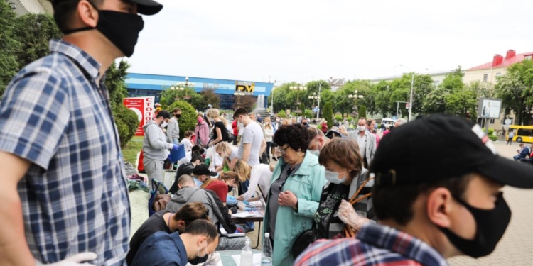 В Минске задержали участников акции, которые собирали подписи за альтернативных кандидатов в президенты (ВИДЕО)