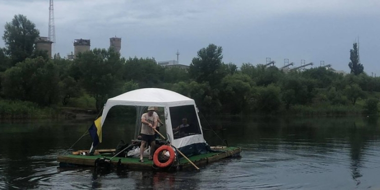 Трое николаевцев пустились в путешествие на самодельном плоту (ФОТО, ВИДЕО)