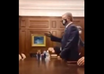 Порвав пиджаки охране, Порошенко с группой поддержки ворвался в кабинет генпрокурора (ВИДЕО)