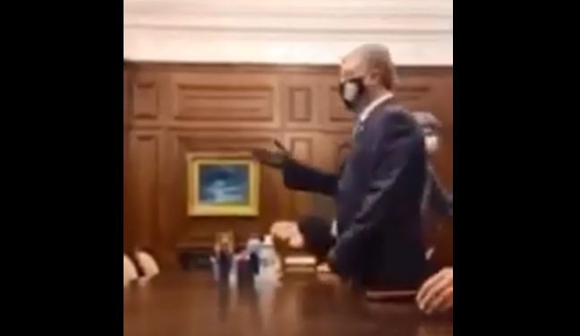 Порвав пиджаки охране, Порошенко с группой поддержки ворвался в кабинет генпрокурора (ВИДЕО)