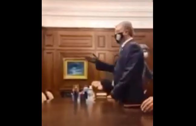 Порвав пиджаки охране, Порошенко с группой поддержки ворвался в кабинет генпрокурора (ВИДЕО) 1