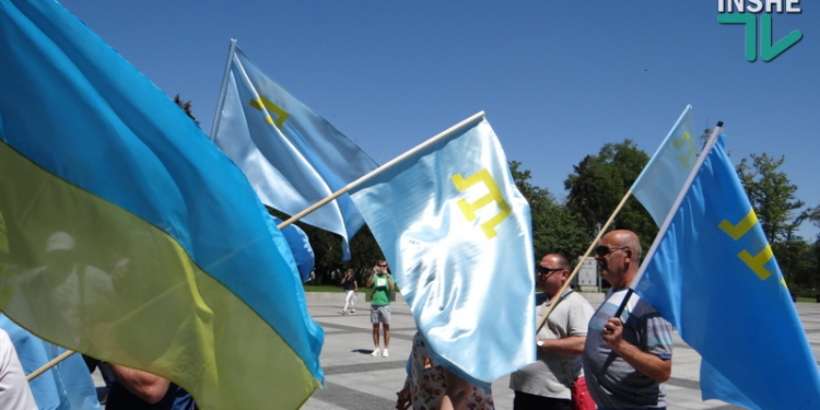 Флаги на Соборной площади и музыка: в Николаеве отметили День крымско-татарского флага (ФОТО, ВИДЕО)