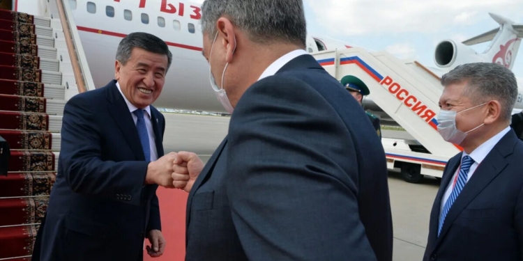 У прилетевшей в Москву на парад делегации из Кыргызстана обнаружили коронавирус