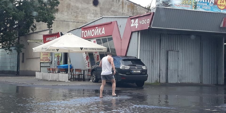 Николаев снова стал Венецией – пользователи соцсетей возмущены состоянием ливневок (ФОТО и ВИДЕО)