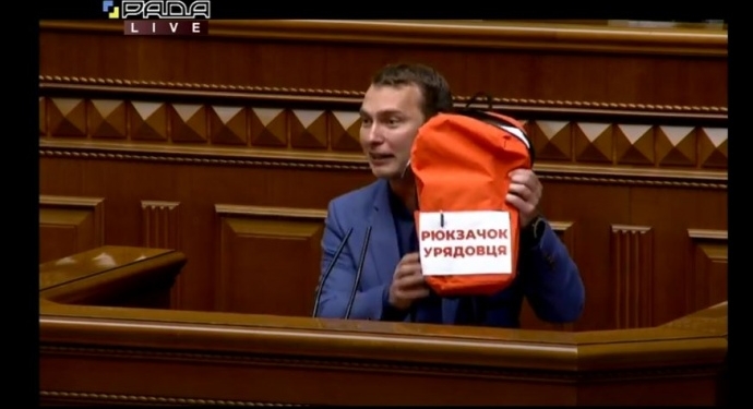 “Голос” принес ранец для Кабмина Шмыгаля с программой действий “для чайников”