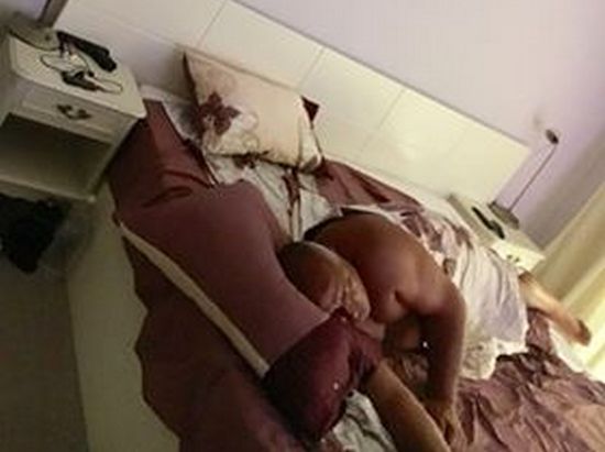 В Болгарии премьера сфотографировали спящим с пистолетом и деньгами. Он обвиняет президента 1