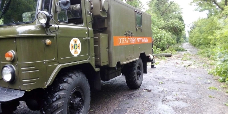 Непогода на Николаевщине: спасатели убрали с дорог 9 деревьев (ФОТО)