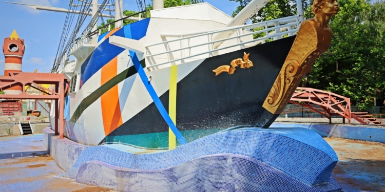 Дедлайн – 30 сентября. Реконструкция корабля в детском городке «Сказка» близится к завершению (ФОТО)