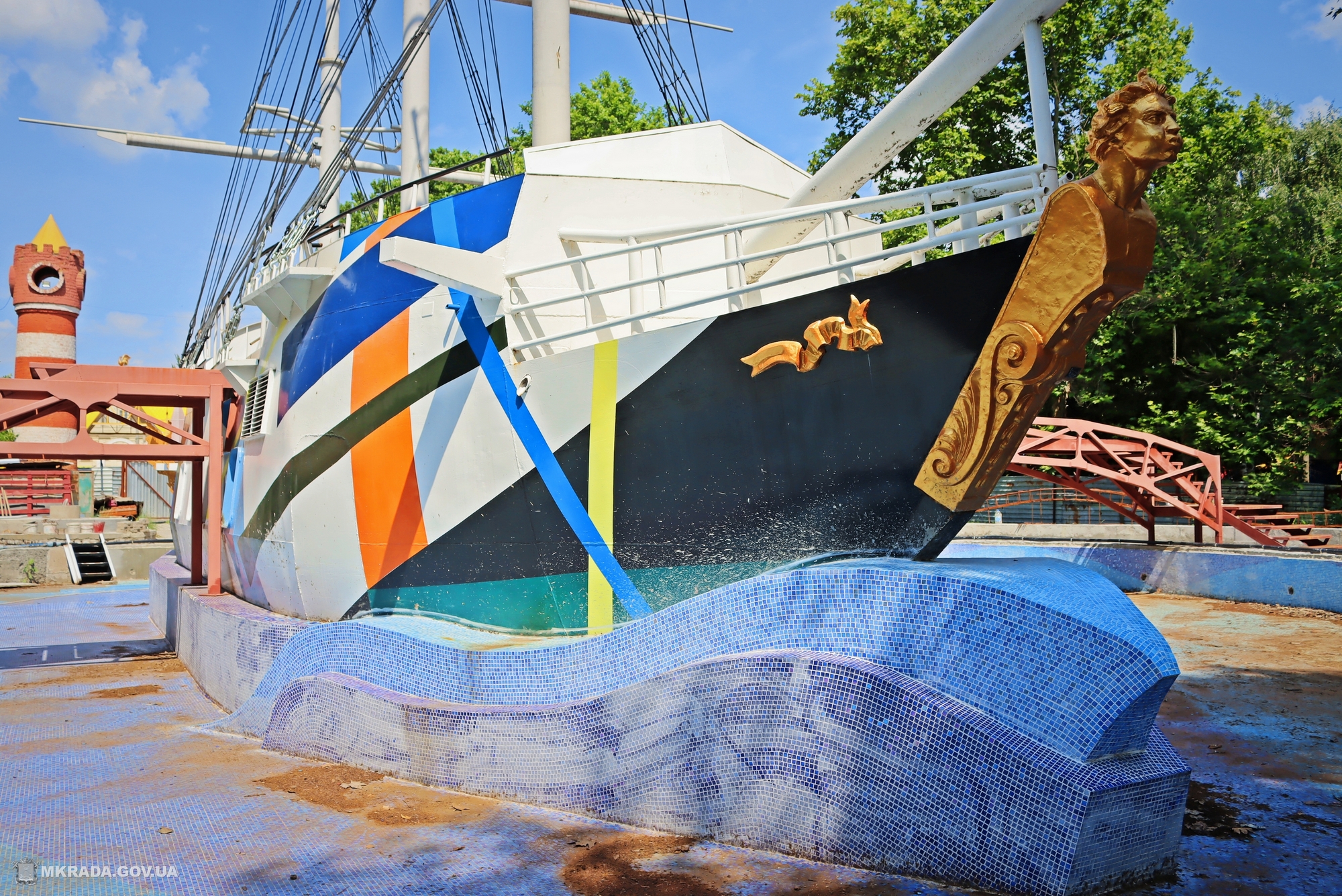 Дедлайн – 30 сентября. Реконструкция корабля в детском городке «Сказка» близится к завершению (ФОТО)