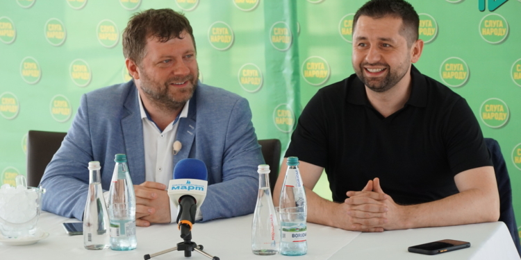 Арахамия заявил о возможности «обмена акциями» между собственниками Херсонского и Николаевского аэропортов: «Чтобы разделить зоны влияния» (ФОТО, ВИДЕО)