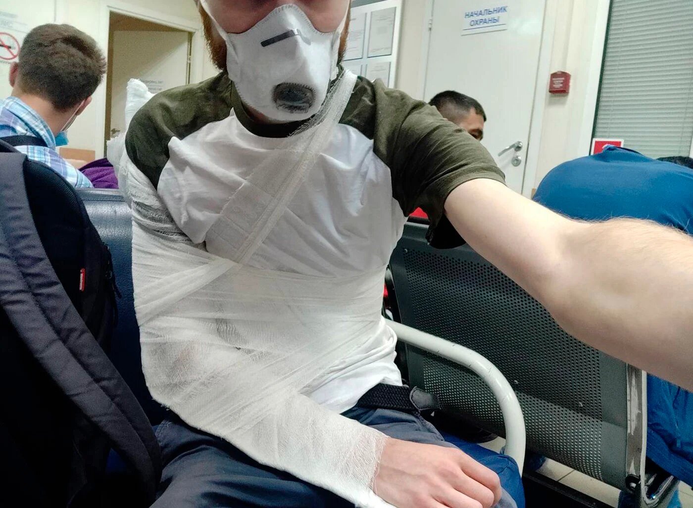 В России полицейский сломал руку журналисту, который освещал голосование по поправкам в Конституцию