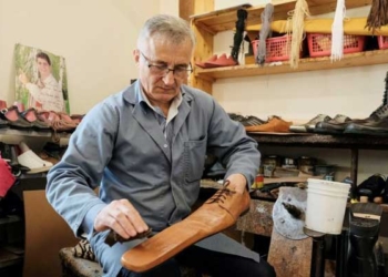 В Румынии начали выпуск “карантинной” обуви 75-го размера