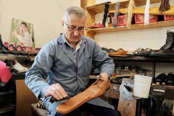 В Румынии начали выпуск "карантинной" обуви 75-го размера 3