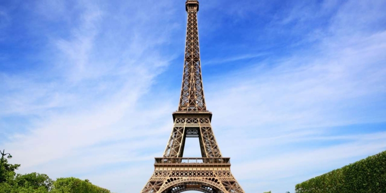 Эйфелеву башню откроют впервые за три месяца, но подняться на нее можно только по лестнице и в маске