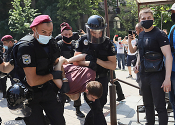 Дымовые шашки,  слезогонка и полиция: под Офисом Президента произошли столкновения между сторонниками Шария и его противниками (ВИДЕО)