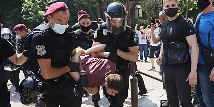 Дымовые шашки,  слезогонка и полиция: под Офисом Президента произошли столкновения между сторонниками Шария и его противниками (ВИДЕО)