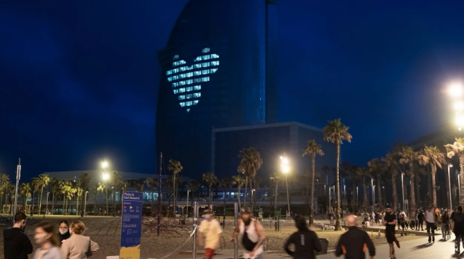 Испанец живет один в 27-этажном отеле, чтобы спускать воду из 1400 кранов