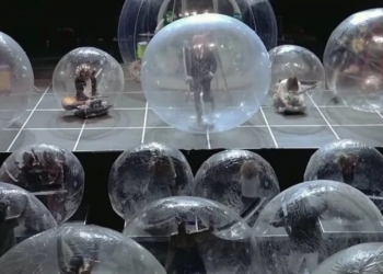 Шоу в эпоху пандемии. Американская рок-группа выступила в огромных прозрачных пузырях (ВИДЕО)