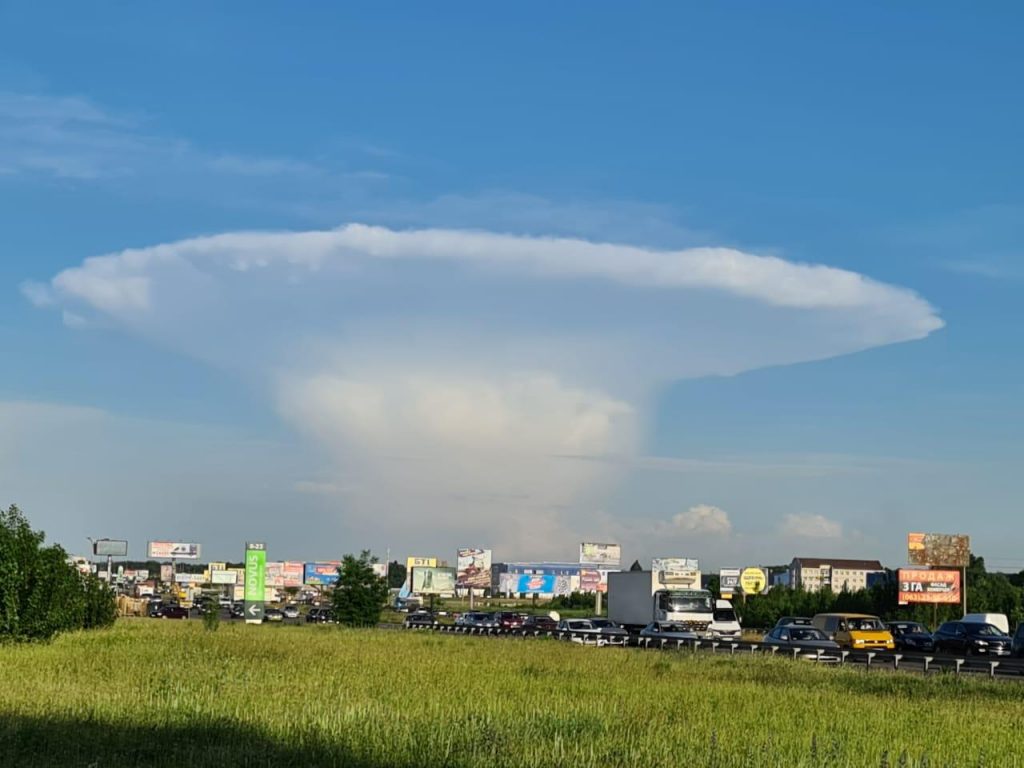 В небе над Киевом заметили необычное природное явление (ВИДЕО) 1