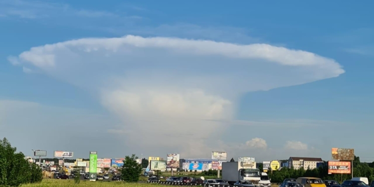 В небе над Киевом заметили необычное природное явление (ВИДЕО)