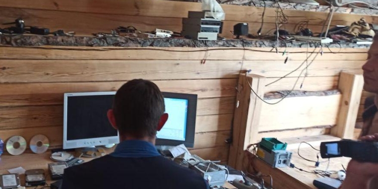 На Николаевщине мужчина организовал на дому незаконную точку доступа в Интернет. К нему пришла киберполиция