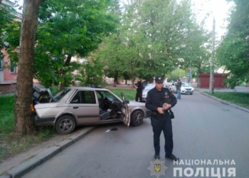 Обновлено. В Николаеве подозреваемые в воровстве, убегая на автомобиле от погони, врезались в дерево (ФОТО)