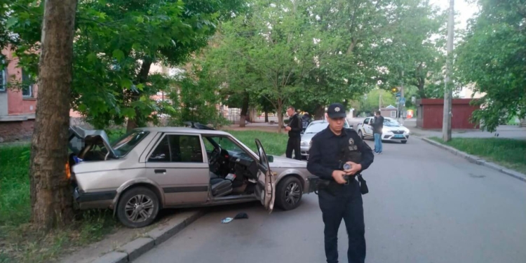 Обновлено. В Николаеве подозреваемые в воровстве, убегая на автомобиле от погони, врезались в дерево (ФОТО)